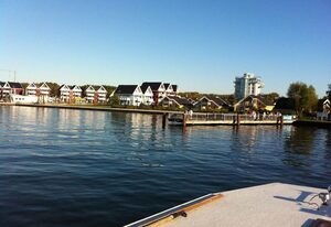 am Wasser mit Terrasse und Kaminofen