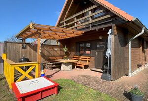 Holz-Ferienhaus Mechelsdorf nahe Ostseebad Kühlungsborn – 3-Raum-Holzhaus mit Gartenterrasse (70m², max 4 Personen)