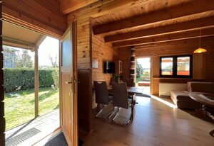Holz-Ferienhaus Mechelsdorf nahe Ostseebad Kühlungsborn – 3-Raum-Holzhaus mit Gartenterrasse (70m², max 4 Personen)