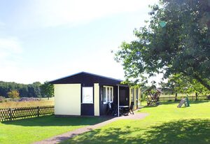 Kleinis Ferienhof Hohen Niendorf bei Ostseebad Kühlungsborn – 3-Raum-Sommer Bungalow Kirschtraum (40m², max 5 Personen)