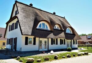 Traumhafte Reetdach-Doppelhaushälfte mit Garten