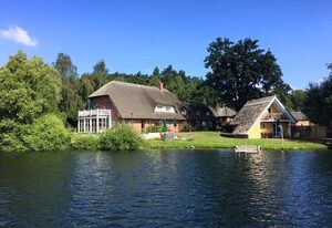Ferienhaus  Möllen  direkt am Wasser * Hund * Garten
