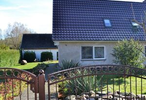 Ferienhaus mitten in der Natur, separater Eingang, Garten – Doppelhaushälfte