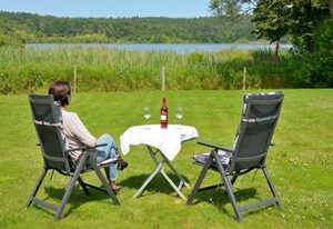 Ferienhaus am See auf großem Grundstück, Kaminofen