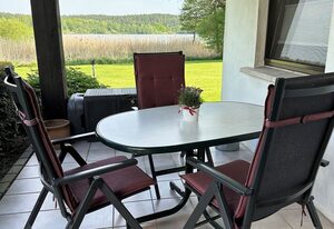 Ferienhaus am See auf großem Grundstück, Kaminofen