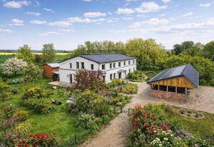 Mira Belle Fewo 2 mit Indoor Pool und Sauna – Großzügige Ferienwohnung mit Garten, Pool, Sauna und Terrasse