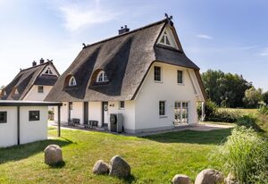 Dünenrose und Tuttelduuv unter Reet, Kamin, Sauna OFC 32 – Reet-Haus XL mit 5 Schlafzimmern, Kamin und Sauna