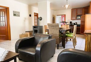 M9 Ferienwohnung mit Balkon am Waldrand im Ostseeland – 4-Raum-FeWo, Kaminofen, Balkon (max. 6 Personen, 105m², OG)