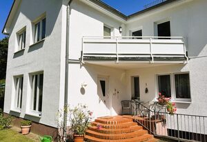 M9 Ferienwohnung mit Balkon am Waldrand im Ostseeland – 4-Raum-FeWo, Kaminofen, Balkon (max. 6 Personen, 105m², OG)