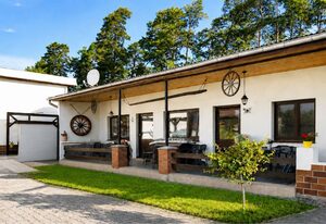 Bungalow am Hellbach XL im Ostseeland – 2-Raum-Bungalow mit Terrasse/rechts (50m², max. 3 Pers.)
