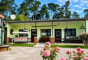 Bungalow am Hellbach XL im Ostseeland – 2-Raum-Bungalow mit Terrasse/rechts (50m², max. 3 Pers.)