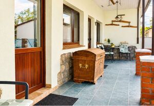 Bungalow am Hellbach XL im Ostseeland – 2-Raum-Bungalow mit Terrasse/rechts (50m², max. 3 Pers.)