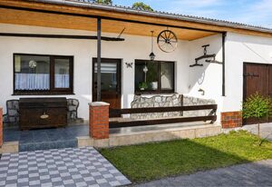 Bungalow am Hellbach XL im Ostseeland – 2-Raum-Bungalow mit Terrasse/rechts (50m², max. 3 Pers.)