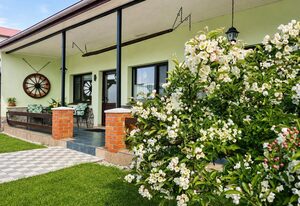 Bungalow am Hellbach XL im Ostseeland – 2-Raum-Bungalow mit Terrasse/rechts (50m², max. 3 Pers.)