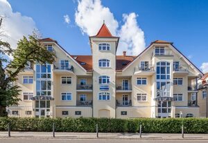 Villa Hanse – Großzügige 4-Zimmer-Maisonettewohnung mit eingeschränktem Meerblick & 2 Balkonen