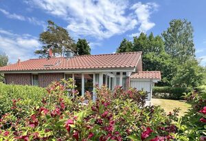 Müritz-Ferienhaus Wiesenblick | Garten, Sauna, Kamin und Boot | 200 Meter zur Müritz