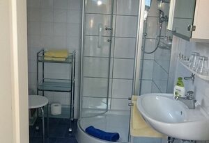 Gästezimmer Johnsen – Zweibettzimmer mit Dusche und WC