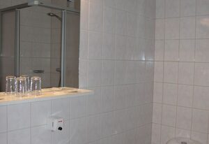 Pension Ujut – Doppelzimmer mit Bad, Dusche und WC