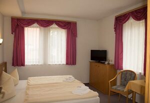 Pension Ujut – Doppelzimmer mit Bad, Dusche und WC