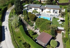 Idyllischer Ferienbungalow in ruhiger Lage mit Pool und großen Garten