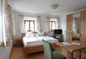 Taffenreutherhof – Apartment Wildrose mit Dusche und WC, separate kleine Wohnküche