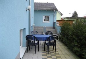 Gästezimmer Sieg – Dreibettzimmer mit Doppelbett und Schlafsofa.
