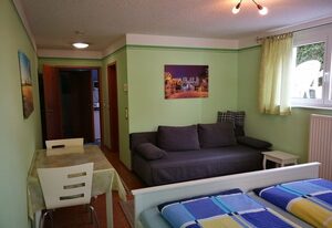 Gästezimmer Sieg – Dreibettzimmer mit Doppelbett und Schlafsofa.