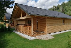 Natur-Camp Tannenfels – Blockhütte, 60 qm, 2 Schlafzimmer, Holzterrasse mit Garten, max. 4 Personen