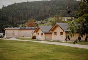 Natur-Camp Tannenfels – Blockhütte, 60 qm, 2 Schlafzimmer, Holzterrasse mit Garten, max. 4 Personen