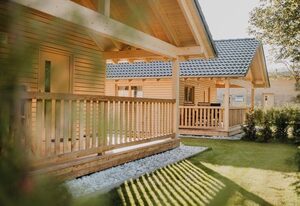 Natur-Camp Tannenfels – Blockhütte, 60 qm, 2 Schlafzimmer, Holzterrasse mit Garten, max. 4 Personen