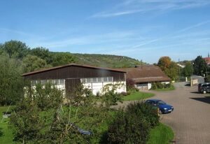 mit Terrasse und Parkplatz