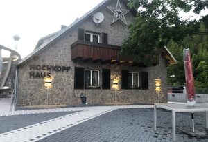 Waldhotel Auerhahn "Hochkopfhaus" – Standard Doppelzimmer Afrika mit Eck-Badewanne und WC