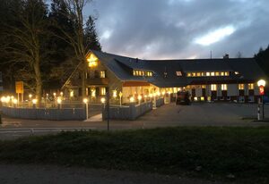 Waldhotel Auerhahn "Hochkopfhaus" – Standard Doppelzimmer Afrika mit Eck-Badewanne und WC
