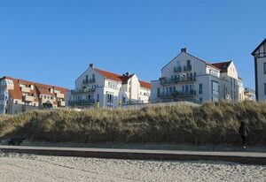 Kaiserhof – Ferienwohnung in erster Reihe mit Meerblick, Dachterrasse und zwei Strandkörben!