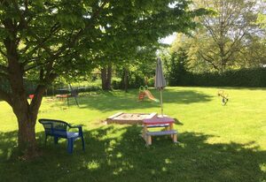 Haus mit Spielwiese
