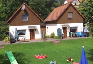 Haus mit Spielwiese