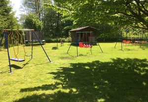 Haus mit Spielwiese