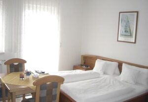 Pension Beer – Ferienwohnung 75 qm D (4) 2 Schlafzimmer, Bad/DU/WC, 2. WC, Wohnzimmer, Küche, Diele, Balkon