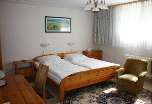 Pension Haus zum Schlehenberg – Doppelzimmer Souterrain mit Dusche/WC