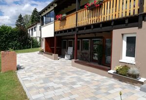 Ferienhaus RhönFlair – Ferienwohnung A mit großzügigem Balkon und Wintergarten