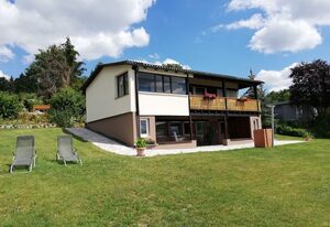 Ferienhaus RhönFlair – Ferienwohnung A mit großzügigem Balkon und Wintergarten