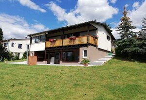 Ferienhaus RhönFlair – Ferienwohnung A mit großzügigem Balkon und Wintergarten