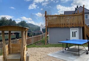Ferienhaus Bimmelbahn 2 - Familienferienhaus 100 m²  am Dampflokbahnhof / Sauna / Trampolin/ Spielezimmer