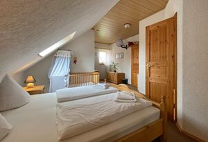 Doppelzimmer Julius mit Kinderbett