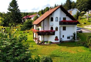 Am Waldesrand – Ferienwohnung Am Waldrand(90 qm) Idyllisch im Grünen mit Balkon