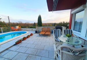 Idyllisches Ferienhaus mit Pool, Blick und großem Grundstück