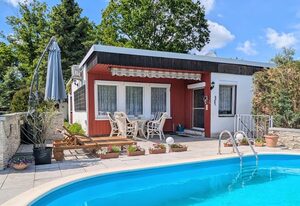 Idyllisches Ferienhaus mit Pool, Blick und großem Grundstück