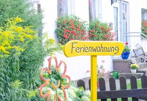 Ferienwohnung Hertel – Ferienwohnung im DG mit Terrasse im Garten