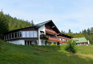 Landhaus Preißinger – Einzelzimmer mit TV, WC und Dusche, Haarföhn, W-Lan, Balkon oder Terrasse