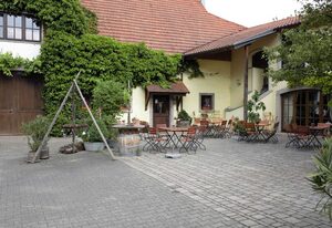 Weingut Schilling – Doppelzimmer mit französischen Balkon und Blick in den Innenhof